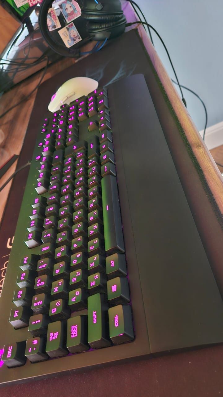 Logitech g213 в хорошем состояние+коврик для мыши в подарок.