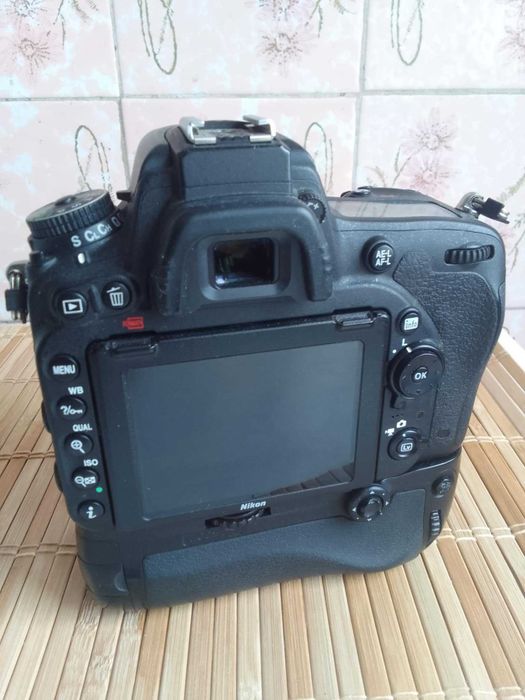 Vand Nikon D750  + Grip + 2 carduri SanDisk Extreme Pro 128 GB