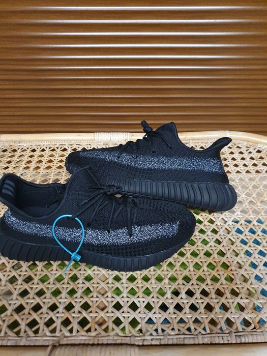 Vând adidasi yeezy 350