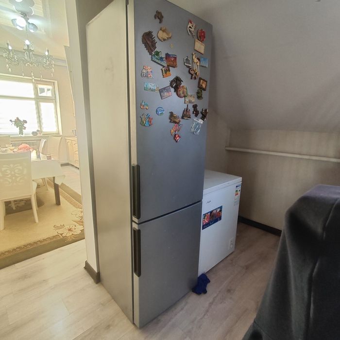 Холодильник Hotpoint Ariston, рабочий, есть мелкий дефект