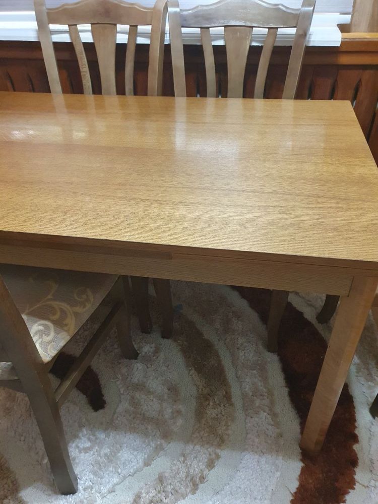 Срочно продам стулья и стол. Дерево.