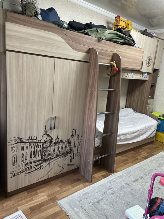 Продам детскую кровать шкаф стол