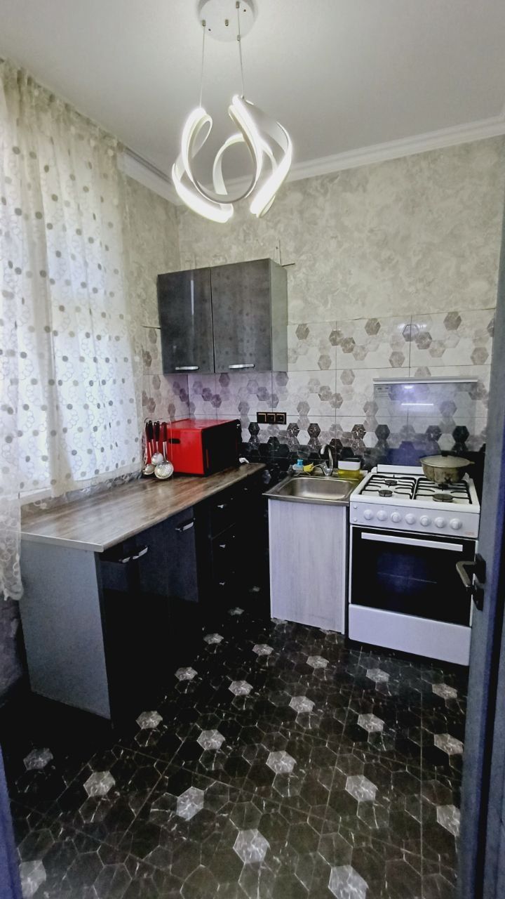 Продам чил 17 кв 3хона 3 этаж 4 этажлий дом орентир Парламент кафе