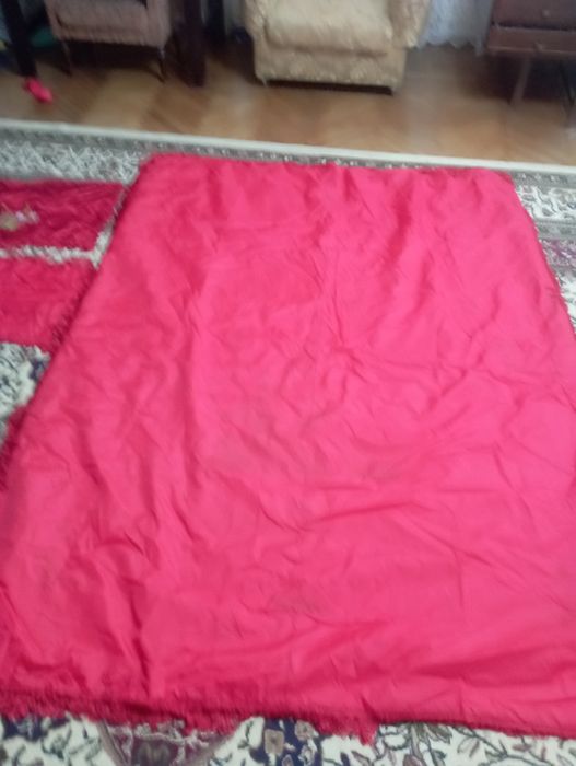 Продаются 2 шелковых покрывала с 2мя наволочками  с вышивкой новые