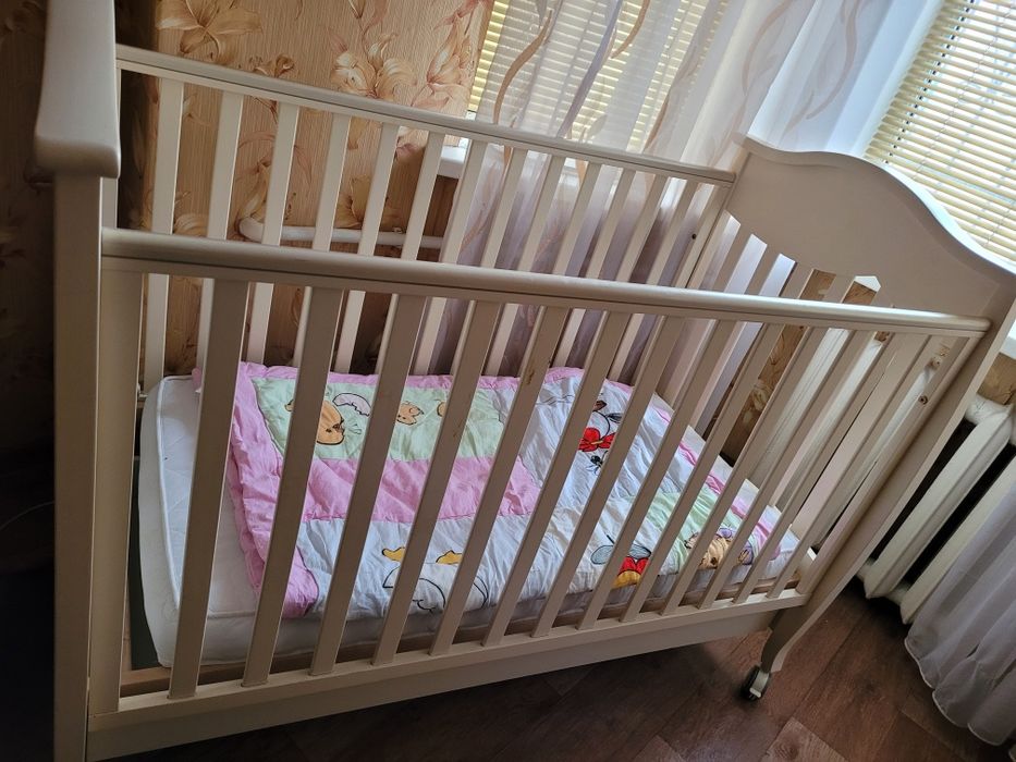 Продаётся детская итальянская кроватка.