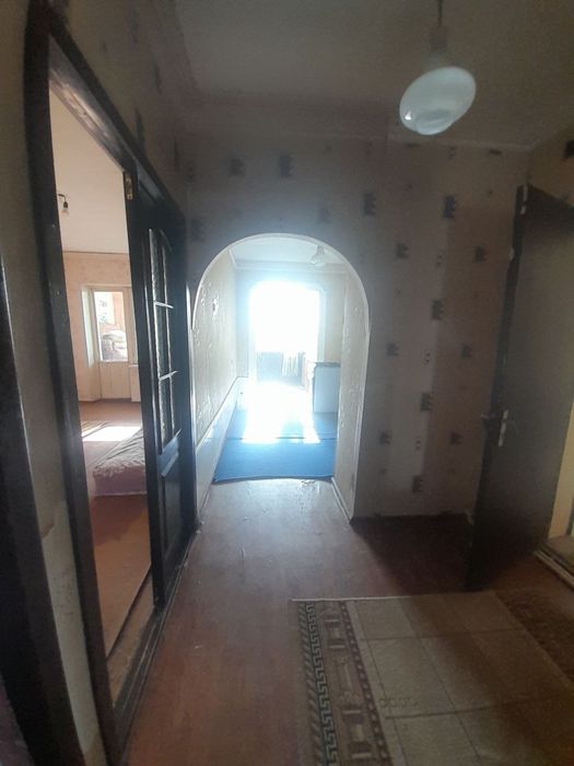 Продаётся 2х ком кв в чирчике 4 этаж на Тройцки 77 серия дом кирпичный