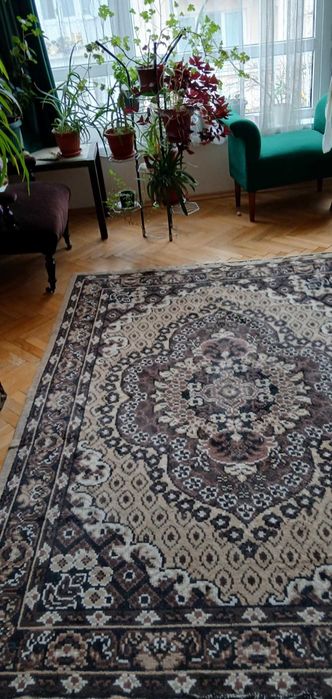 Килим тип персийски.  Ползван, запазен. 263/175 см