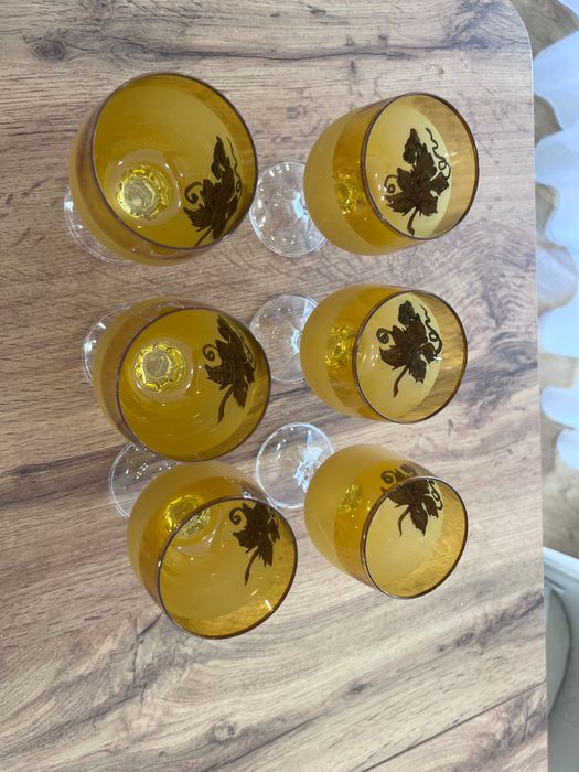 Бокалы, стаканы в состояний новой