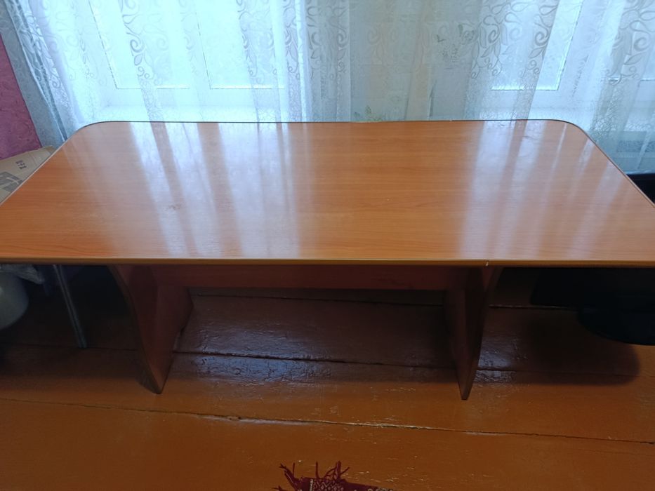 Продается деревянный стол