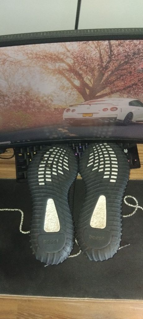 Продавам обувки YEEZY BOOST 350 V2!!!