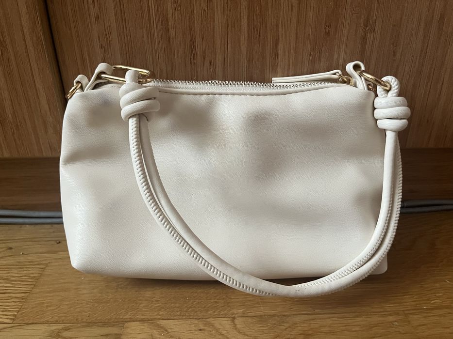 Бяла малка чанта