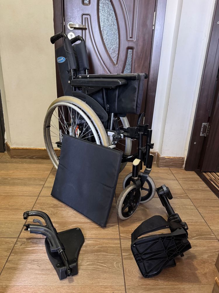 Carut scaun rulant din aluminiu batrani handicap dizabilitati