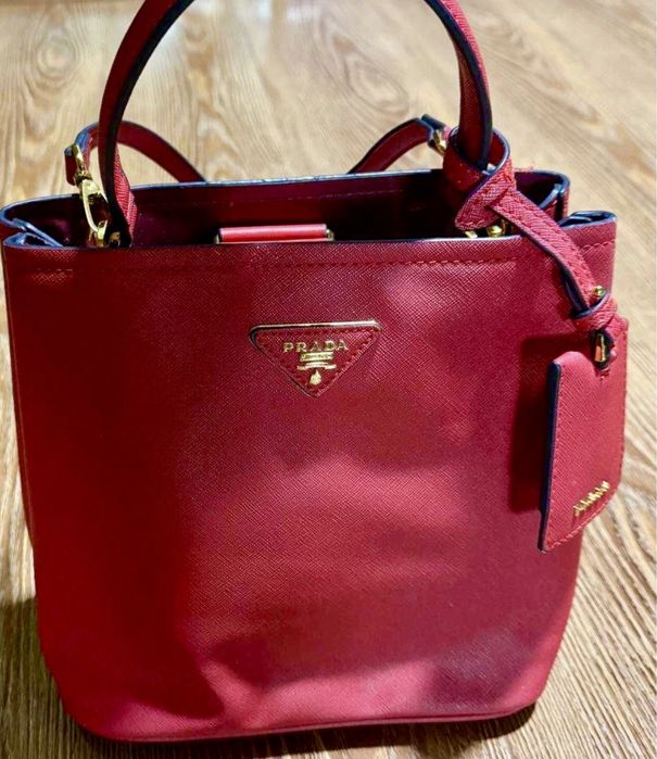 Женская сумка Prada.