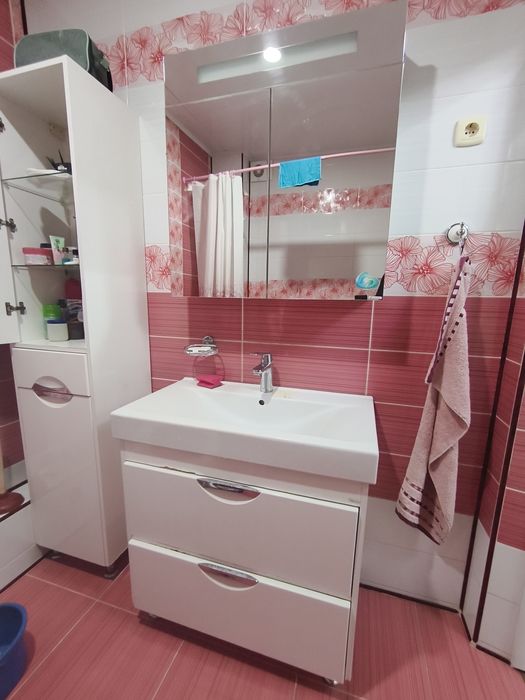 Раковина с полками и зеркальным шкафом