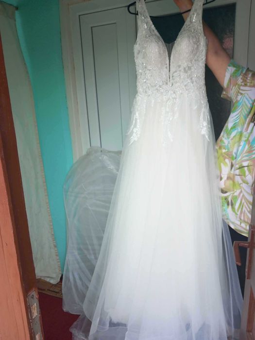 Rochie de mireasa plus cerc pentru aceasta si sandale