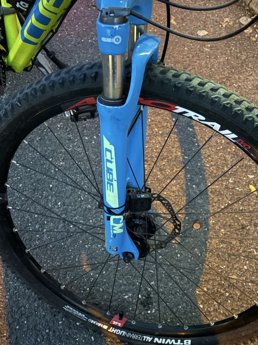 Bicicletă hard-tail CUBE Aim SL 27.5″ – stare bună, accesorii incluse