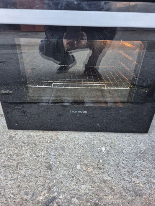 Фурна за вграждане с керамичен плот