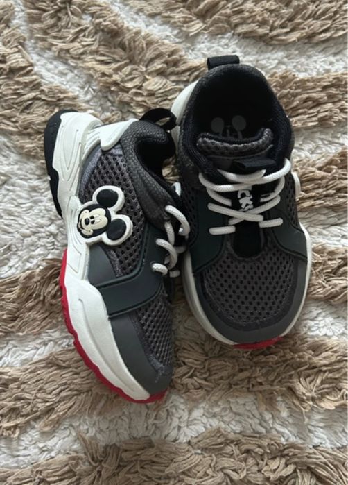 Pantofi sport cu Mickey Mouse Zara mărimea 22