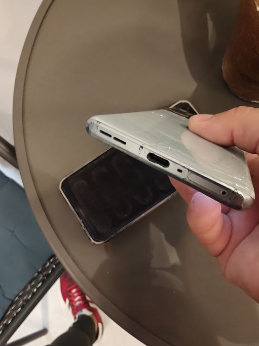 Oneplus 10T model 16 giga RAM capac spate crapat.