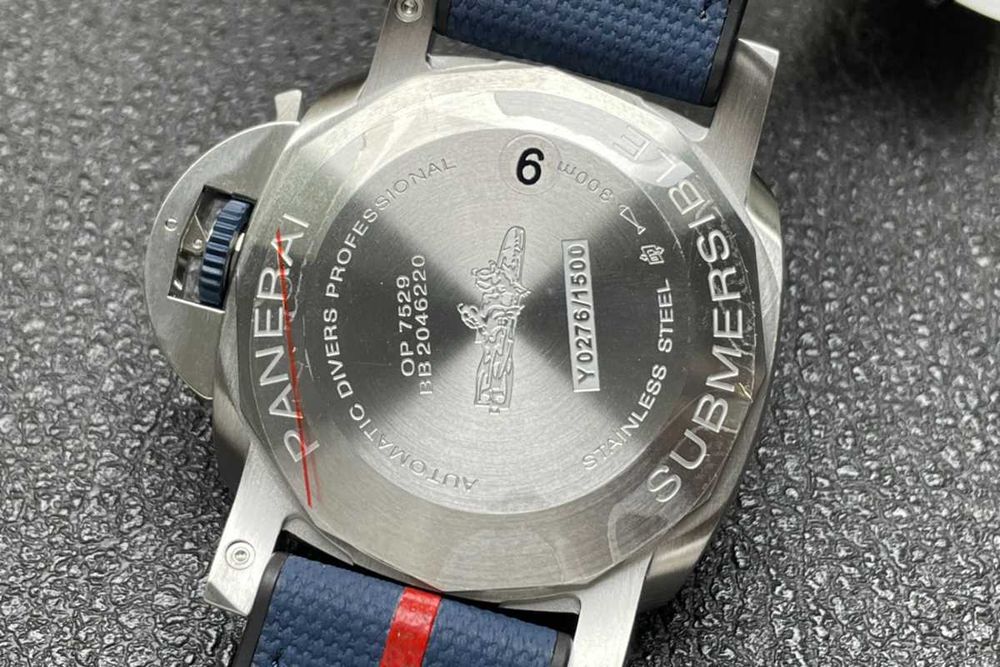 Panerai Submersible Luna Rossa cu mecanism automat