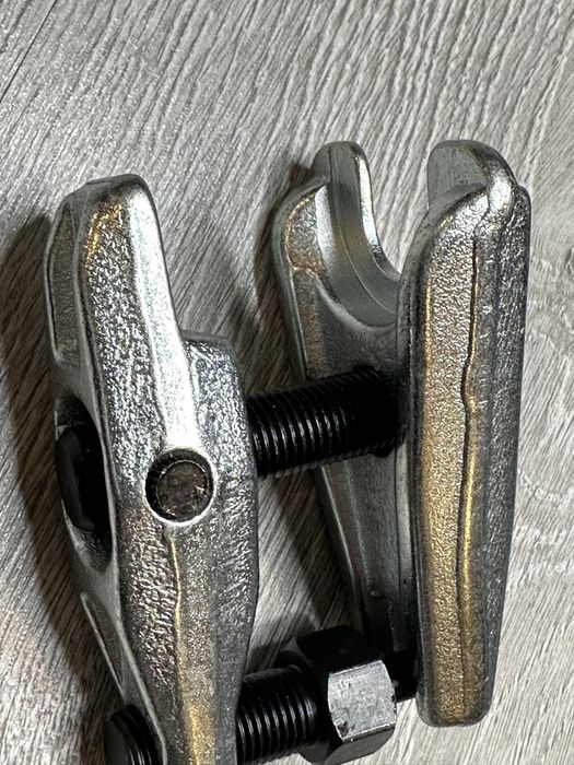 Presa Universala  Pentru Pivoti si Capete de Bara