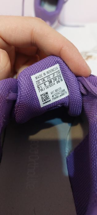 Дамски маратонки адидас. Чисто нови. С кутия.