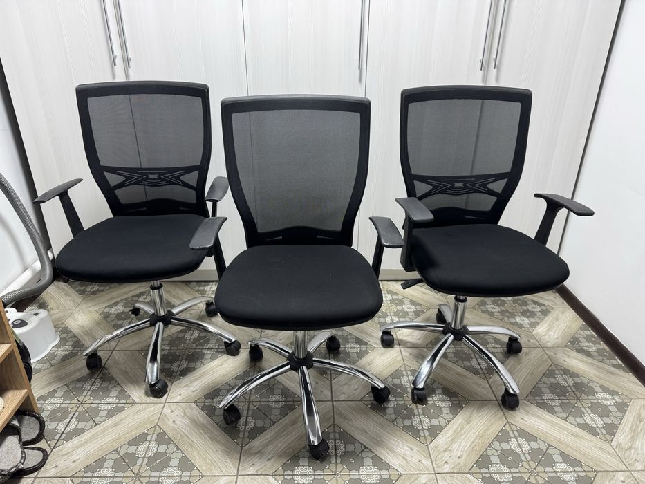 Офисные кресла черные
