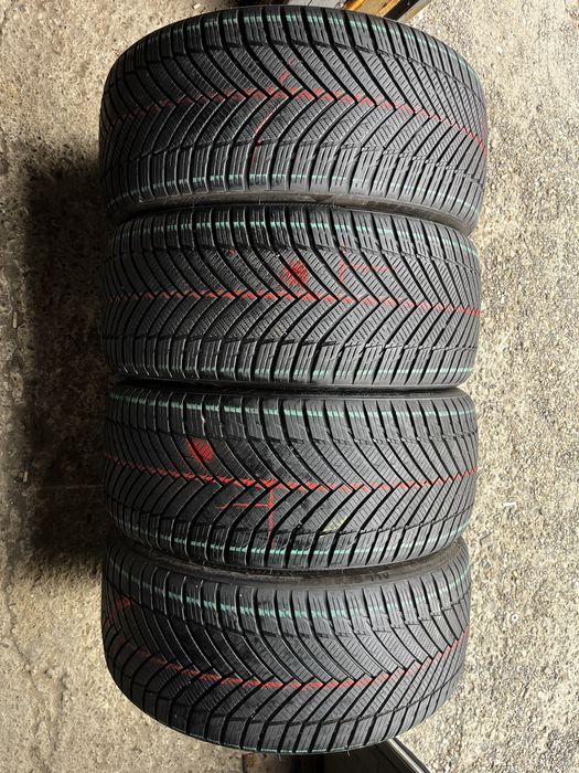 Anvelope All-season 235/40 ZR19