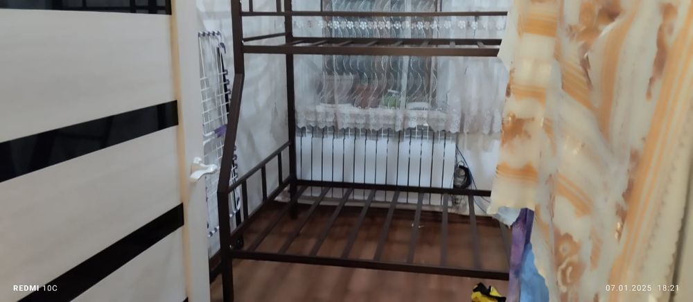 Двухъяросная кровать, хорошего качества.