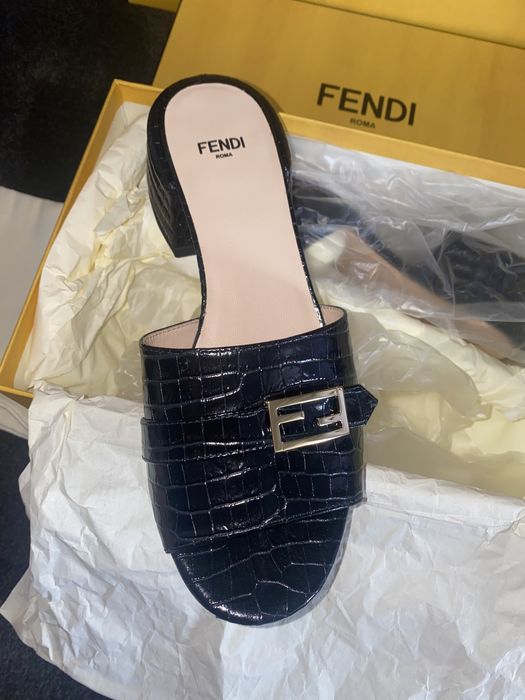 Продавам оригинални чехли на марката Fendi