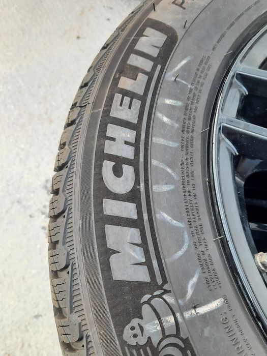 2 Броя 215/65/17 Michelin 7,5mm 2023DOT