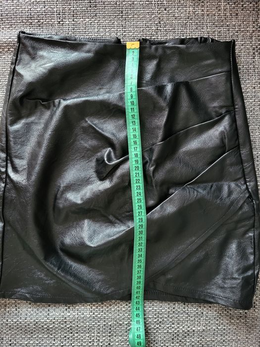 Vând fusta neagră, piele ecologica.