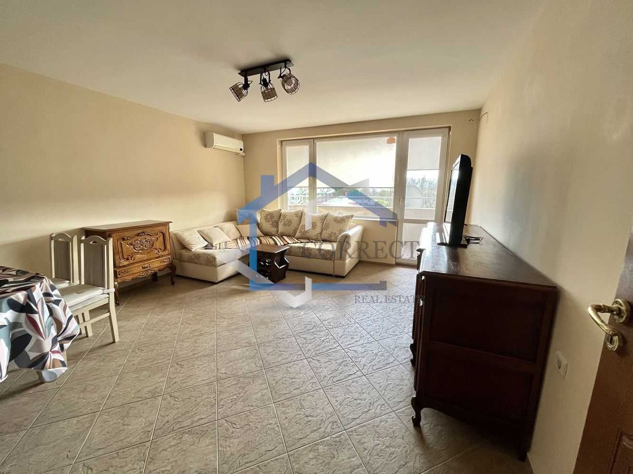 Дава се под наем Двустаен апартамент в Варна, Операта - 75 кв.м за 561 € - Снимка #2