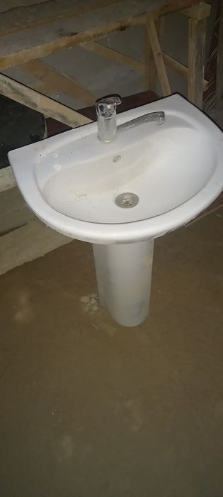 Тремо, вешалка, раковина, трёхколёсный велик и стремянки