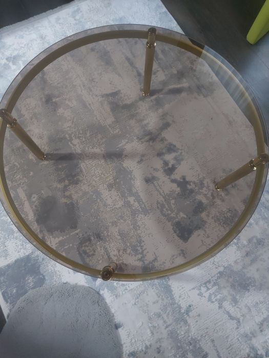 Sticla securizata pe în cadru metalic auriu