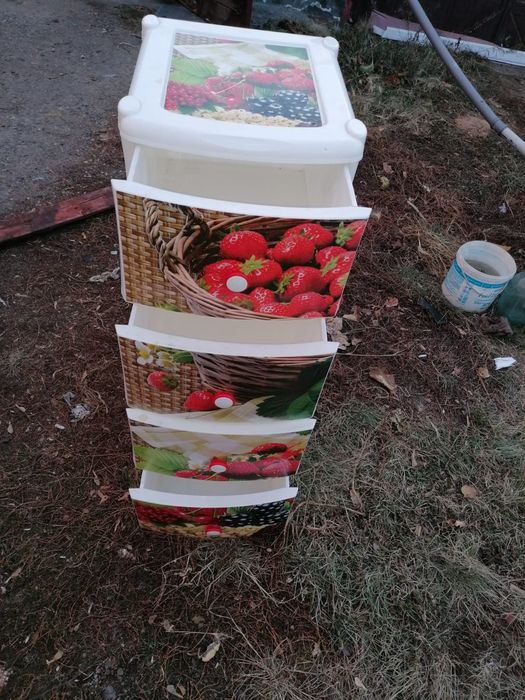 Продам тумбочку 4 секции