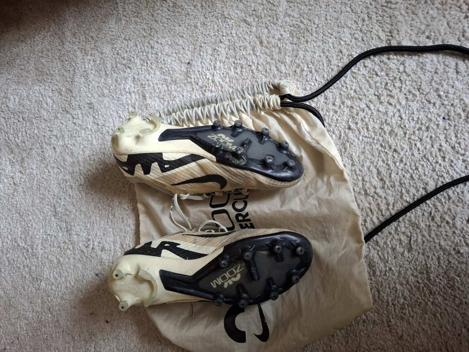 Продавам футболни обувки Nike ACC