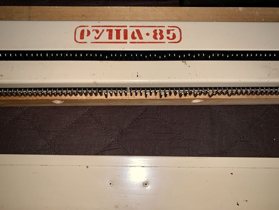 masina de tricotat PYTA 85 (razboi de tesut vechi)