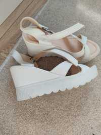 Бели сандали на платформа 39 размер