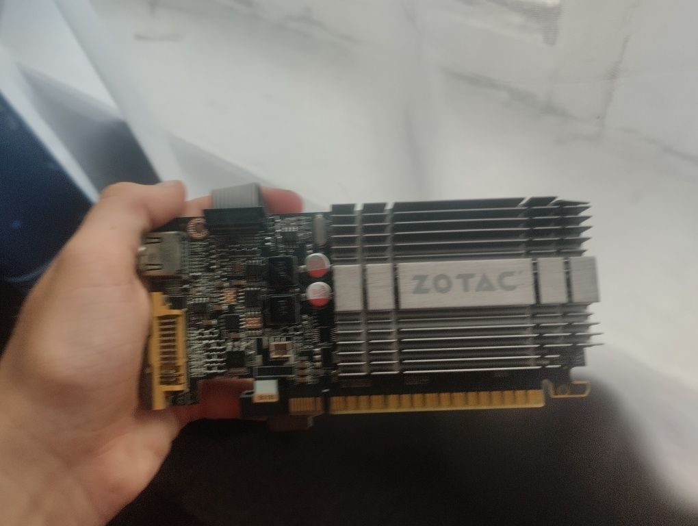 Продам видеокарту на компьютер Zotac 210 DDR3