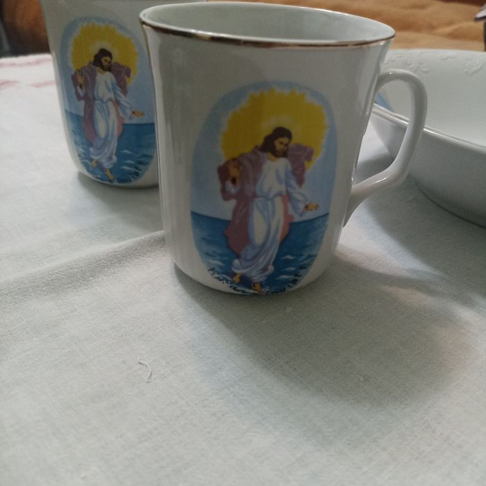 Set din ceramica cu tematică religioasă.