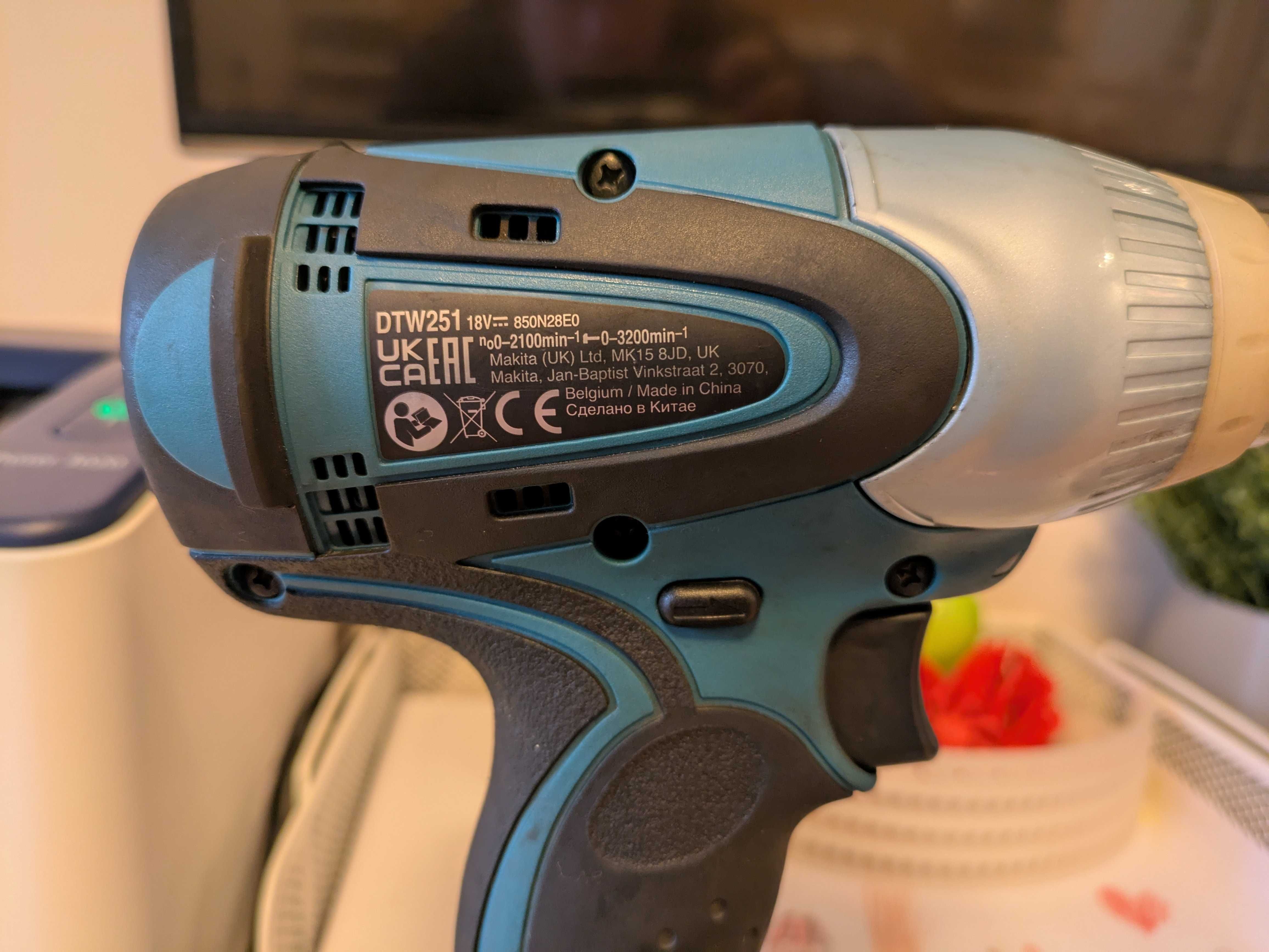 Makita Ударен Акумулаторен Гайковерт 1/2 “ 18V 230Nm DTW251