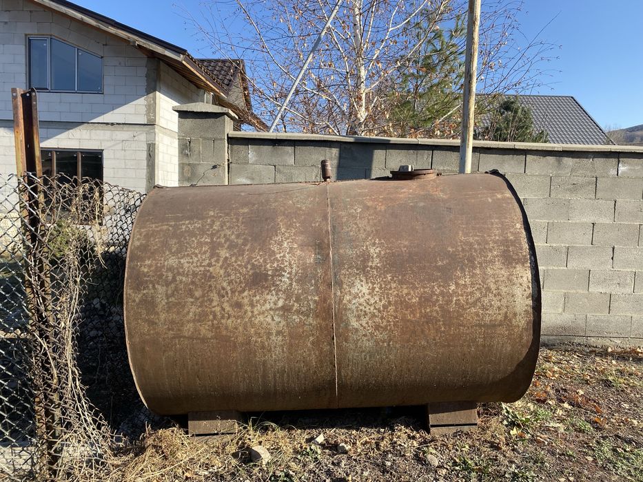 Железный бочок для топлива и воды. Цистерна