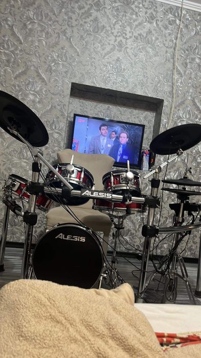 Продават се електрони барабани ALESIS цена 2700