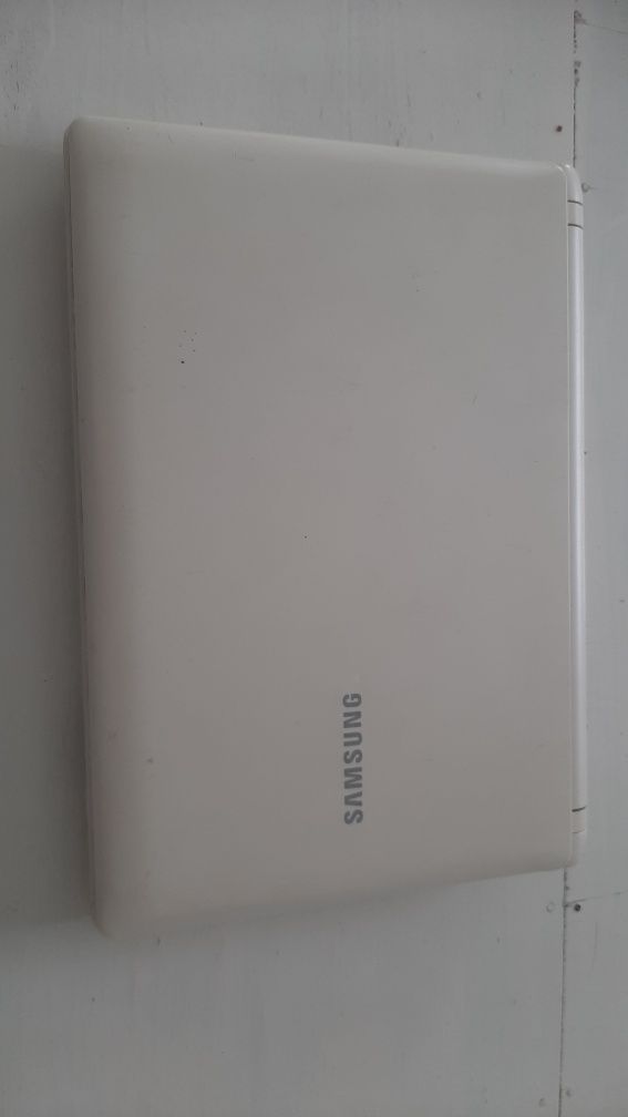 Samsung Mini noutbuk (netbuk) srochna sotiladi