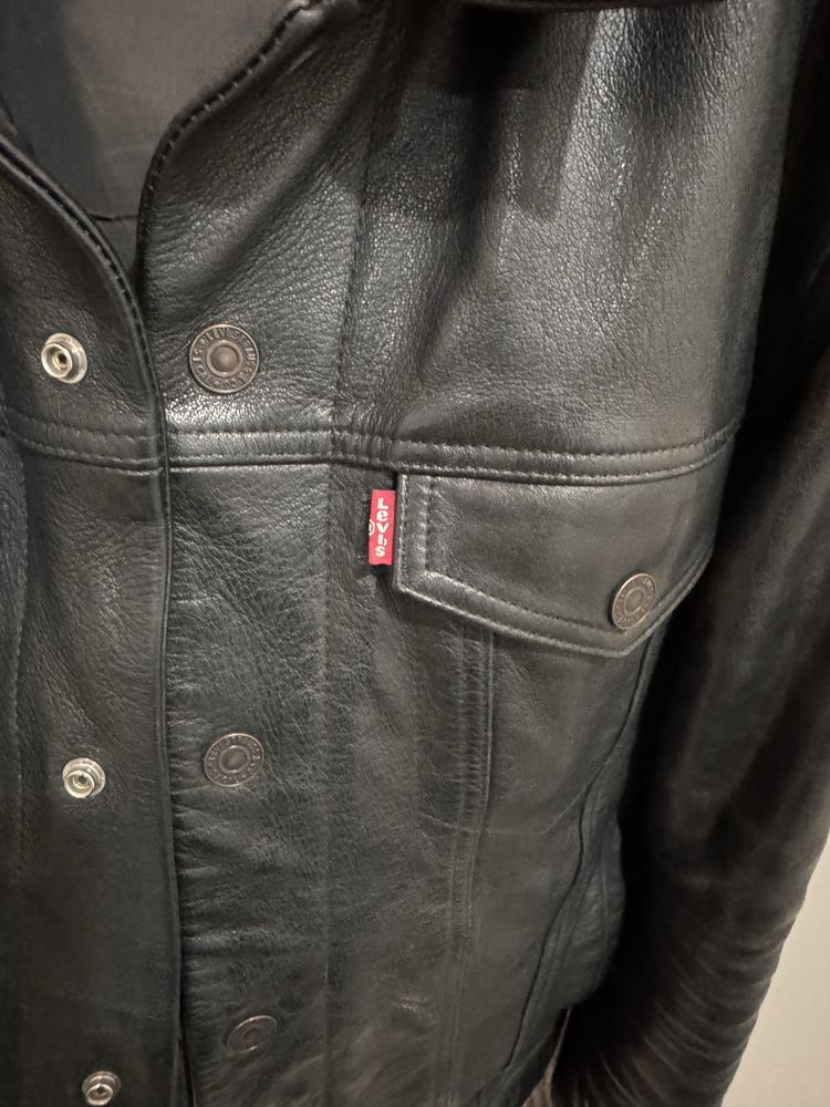 Продам кожаную куртку Levi’s