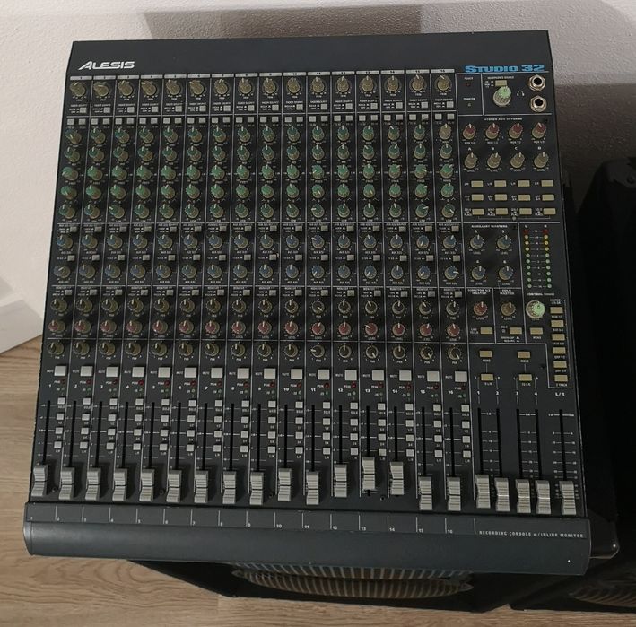 Vând instrumente muzicale