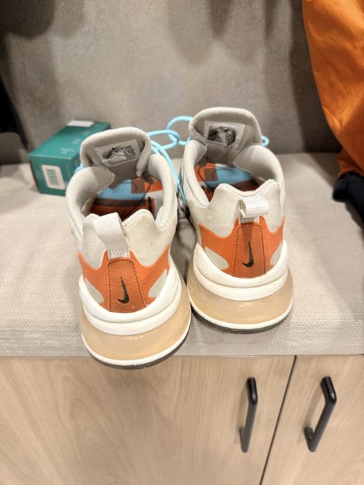 Продавам обувки Nike Air Max React 270