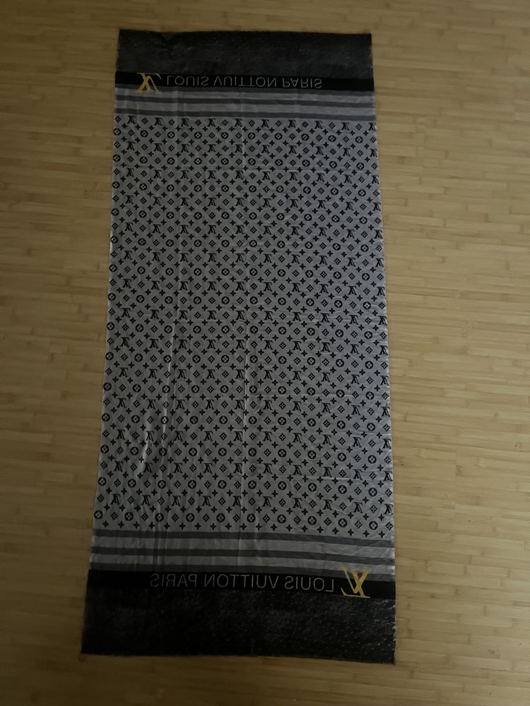 Eșarfa Louis Vuitton , impecabila