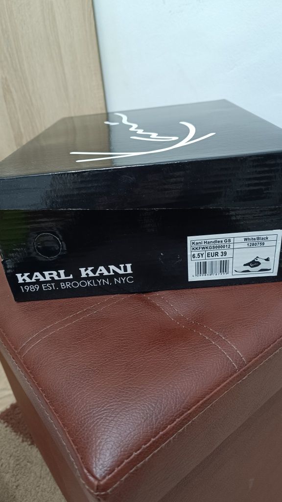 Vând pantofi sport Karl Kani Nr. 39